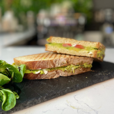 Avocado Sandwich Hausgemachtes Sandwich mit Avocado und Salat