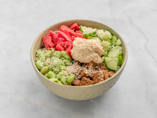 Tofu Bowl Frisch zubereitete Bowl mit Tofu, Edamame, Gurke und Hummus