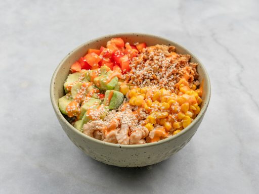 Chicken Bowl Frisch zubereitete Bowl mit Chicken, Avocado, Mais und Paprika