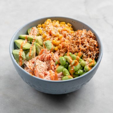Lachs Bowl Frisch zubereitete Bowl mit Edamame, Mais, Avocado und Röstzwiebeln