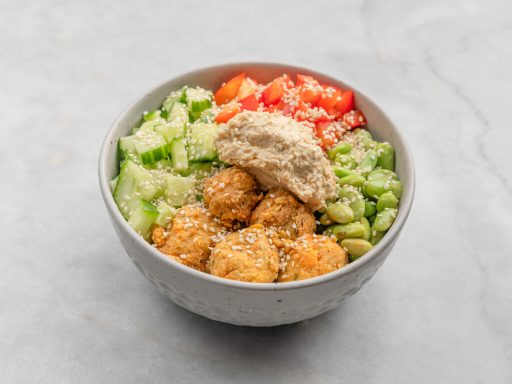 Falafel Bowl Frisch zubereitete Bowl mit Gurke, Edamame, Paprika, Falafel und Hummus