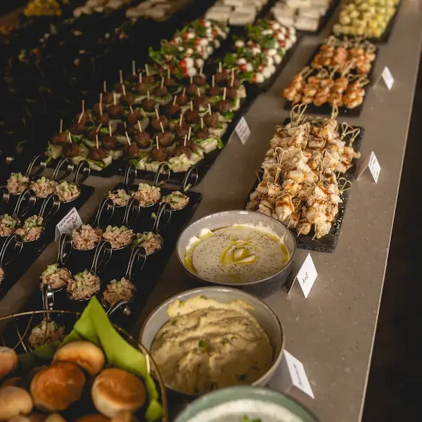 Catering Buffet Angerichtetes Buffet mit verschiedenen Spießen, Brot, Dips und Wraps