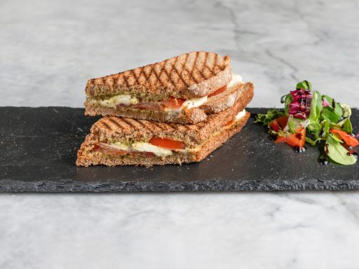 Mozzarella Sandwich Hausgemachtes Sandwich mit Tomate, Mozarrela und Salat als Beilage